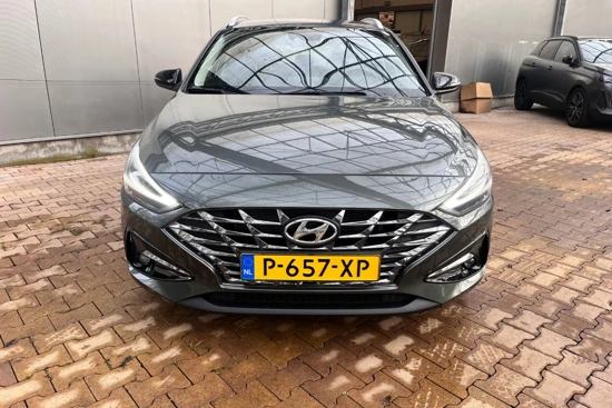 Hyundai i30 Wagon 1.5 T-GDi MHEV Premium 160pk | Trekhaak | Vol-Leder | Elektr. Stoelen | Stoel/Stuurverwarming | Dodehoek-Detectie | Climat