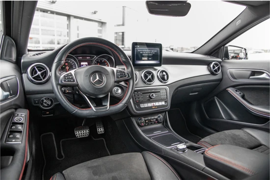 Mercedes-Benz GLA 180 Business Solution AMG | Stoelverwarming | 19" |