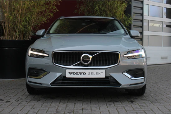 Volvo V60 B3 Automaat Essential Edition | 19 inch velgen | Lage fiscale waarde! | Camera | Google navigatie | Draadloze telefoonlader