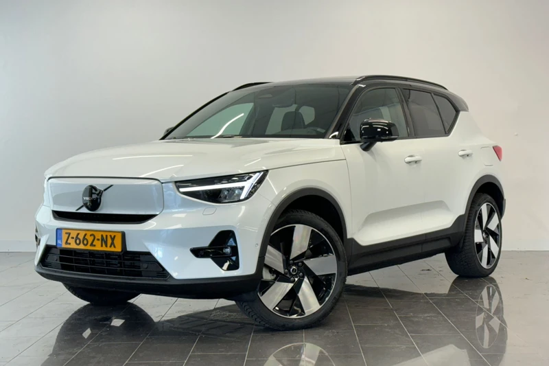 Volvo XC40 Single Motor Extended Range Ultimate 82 kWh | Pano | 360 Camera | 20" wielen | Zwarte logo's | Getint glas | Alcantara stoelen |