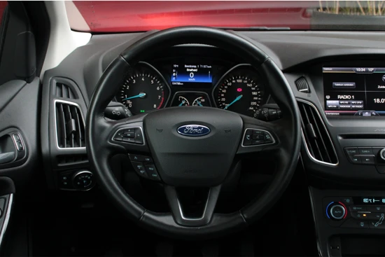 Ford Focus 1.0 125pk Titanium | Trekhaak | Park Assist Pilot | Cruise Control | 17" Velgen