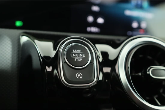 Mercedes-Benz A-Klasse 200 Business Solution AMG | 1e Eigenaar! | Dealer Onderhouden! | Open Dak | Sportstoelen | LED | Wid