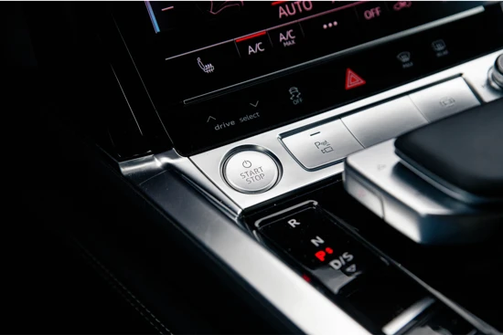 Audi e-tron 55 advanced exterieur 95Kwh 408pk | Panoramadak | Optiek zwart | Achteruitrij camera | Navigatie