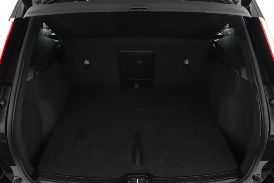 Volvo XC40 Recharge Pro | Adaptieve cruise control incl. BLIS | Harman Kardon | Panoramisch schuif-/kanteldak | 360 graden camera | Keyless