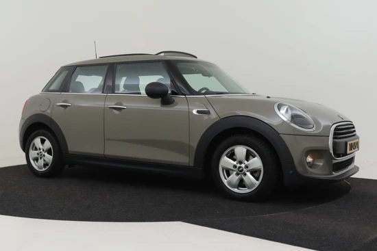 MINI Mini 1.5 102PK One | 1e Eigenaar ! | 100% Dealeronderhouden | Panorama Dak | Airco | Bluetooth | Parkeersensoren Voor En Achter | 15'