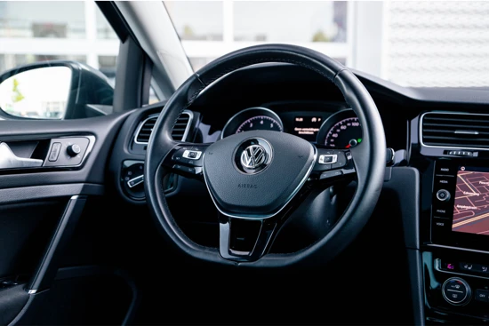 Volkswagen Golf Highline 1.4 TSI DSG Automaat | Dealeronderhouden | Trekhaak | Panorama Dak | Stoel/stuur verwarming | Navigatie | Camera