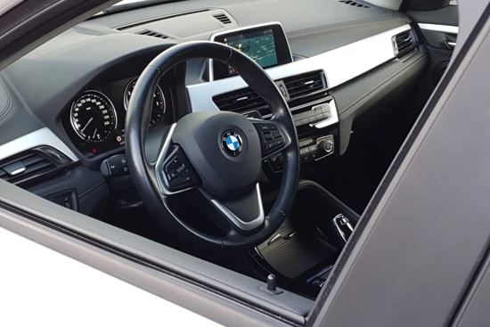 BMW X2 sDrive18i High Executive | Trekhaak | Navigatie | Stoelverwarming | Elektrische Achterklep | 18 inch |