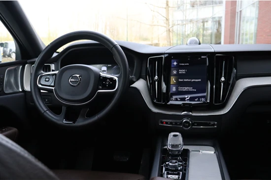 Volvo XC60 T8 AWD Recharge Inscription | Bowers & Wilkins | Luchtvering | Trekhaak | 360° Camera | Head-Up Display | Standkachel met Volvo