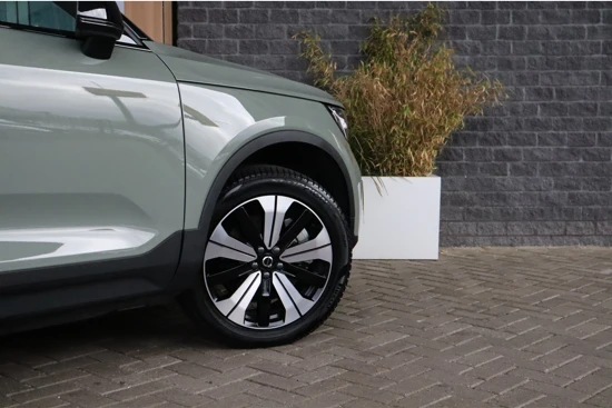 Volvo XC40 Recharge Core | SEPP Subsidie! | Trekhaak | Stoel en Stuurwielverwarming | All Season banden | Parkeercamera | Parkeersensoren v