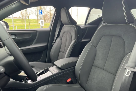 Volvo XC40 Single Motor Extended Range Plus 82 kWh | Direct Leverbaar! | Luxe stoelen | Camera | Verwarmbare Stoelen en Stuur | Warmtepomp