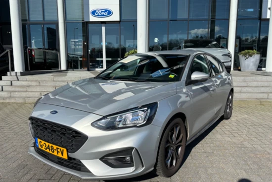 Ford Focus 1.0 125pk ST Line 5-deurs | 100% dealer o.h. | Camera | Keyless | Winter-pack | Privacy glass