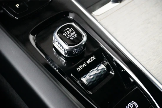 Volvo XC60 T8 Inscription | Adaptive Cruise | Harman Kardon | Panoramadak | HUD | Trekhaak | Getint Glas | 22 Inch
