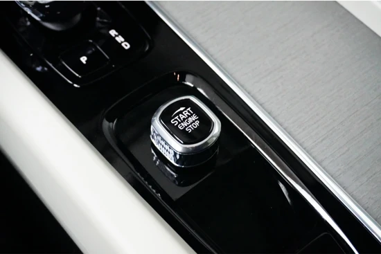 Volvo XC60 T6 350PK AWD Ultra Dark | Luchtvering | Massage | Gelam Glas | Compleet! | 22'' | 360º view