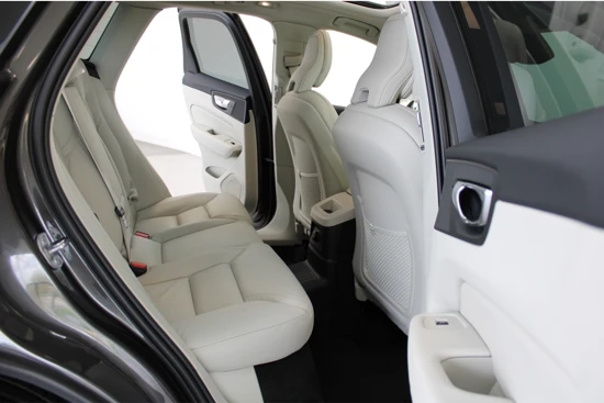 Volvo XC60 T6 350PK AWD Ultra Dark | Luchtvering | Massage | Gelam Glas | Compleet! | 22'' | 360º view