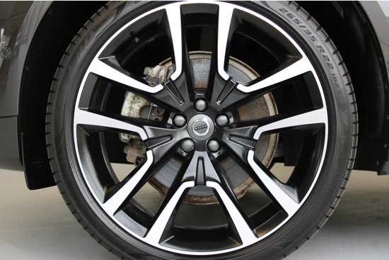 Volvo XC60 T6 350PK AWD Ultra Dark | Luchtvering | Massage | Gelam Glas | Compleet! | 22'' | 360º view