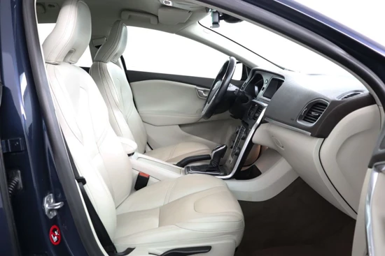 Volvo V40 T4 Summum | Elektrisch verstelbare voorstoel | Trekhaak vast | Lederen interieur | Stoelverwarming | Climate Control | High Perf