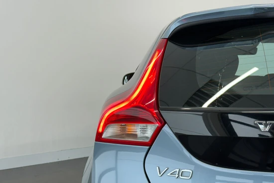 Volvo V40 T3 Nordic+ | Parkeerverwarming | Voorstoelen en voorruit verwarming | 17"velgen | Reservewiel |