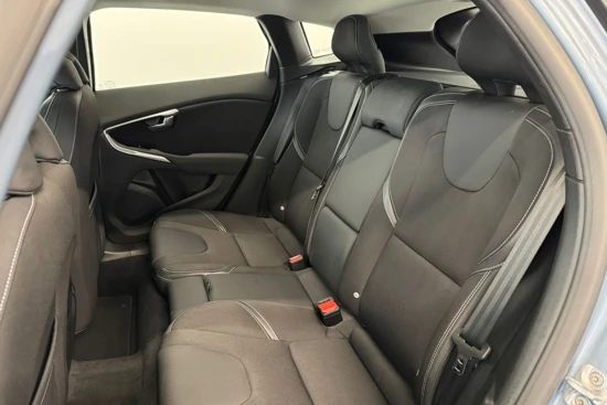 Volvo V40 T3 Nordic+ | Parkeerverwarming | Voorstoelen en voorruit verwarming | Reservewiel |