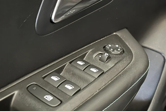 Peugeot 208 1.2 Allure | Carplay | Clima | Cruise | 16'' Lichtmetaal | LED | Leder\Stof | Bluetooth |
