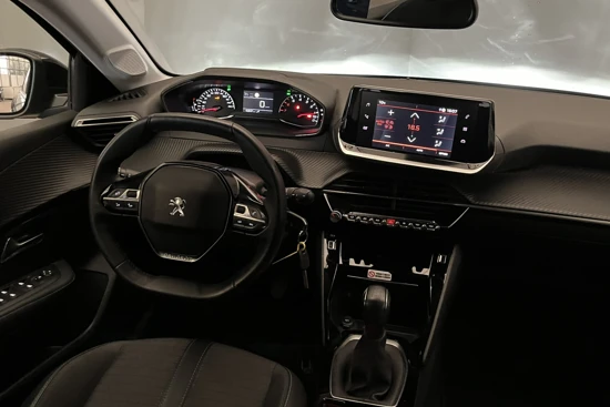 Peugeot 208 1.2 Allure | Carplay | Clima | Cruise | 16'' Lichtmetaal | LED | Leder\Stof | Bluetooth |