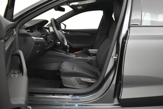 Škoda Octavia Combi 1.0 TSI 110PK Sport Business | Zwenkbare trekhaak | Parkeersensoren V+A | Adaptieve Cruise Control | App-Connect | Navigat