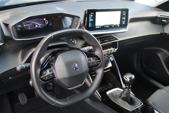 Peugeot 2008 1.2 100PK Allure Pack | NAV | CAMERA | CarPlay | #-D Cockpit | 17'' LMV | Getint glas | | Bluetooth