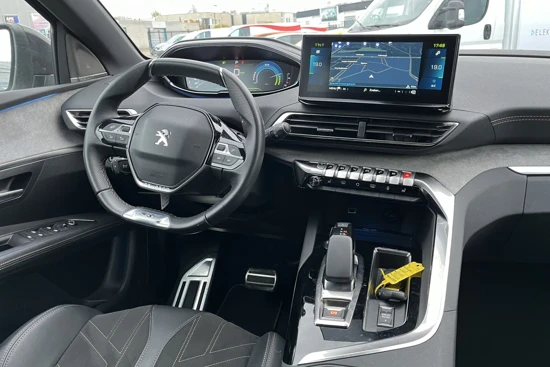 Peugeot 3008 1.6 HYbrid 225PK GT | Camera 360 | Stoelverwarming | Leder/Alcantara | Focal | Navigatie | 19" Lichtmetaal |