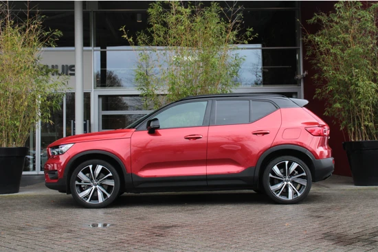 Volvo XC40 Recharge P8 AWD 408pk R-Design | Trekhaak | Camera | Schuifdak | Stuur/stoelverwarming | Adaptive Cruise | 20" Velgen