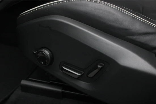 Volvo XC60 T8 Recharge Ultimate Dark | 2-fase laden | 21" | Luchtvering | B&W | 360 Camera | Gelaagd glas | Trekhaak | Panoramadak | Head-u