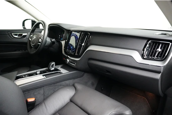 Volvo XC60 Recharge T6 AWD Plus Dark Long Range | Lightning Pack | 21" wielen | Getint glas | Parkeerverwarming | Trekhaak |