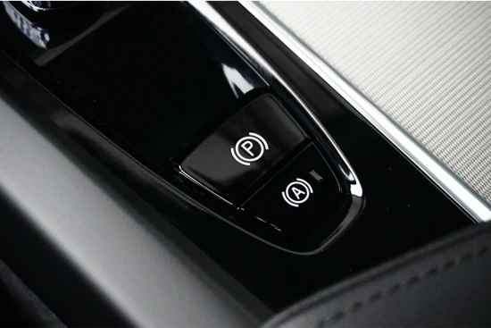 Volvo XC60 Recharge T6 AWD Plus Dark Long Range | Lightning Pack | 21" wielen | Getint glas | Parkeerverwarming | Trekhaak |