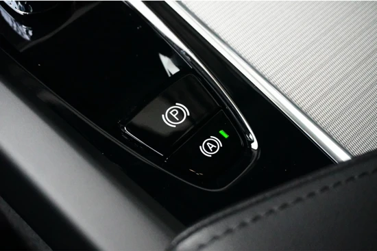Volvo XC60 Recharge T6 AWD Plus Dark | Lightning Pack | Getint glas | 21" wielen | Trekhaak | Parkeerverwarming |