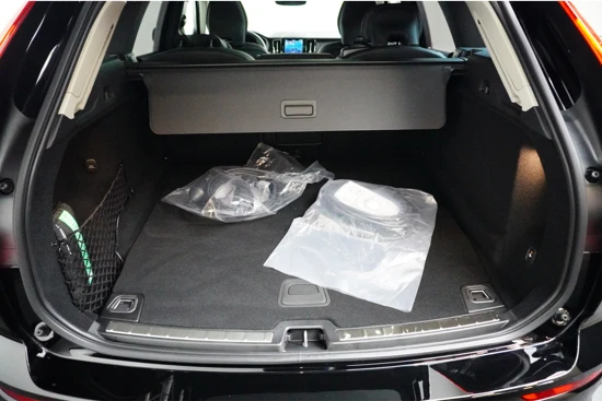 Volvo XC60 Recharge T6 AWD Plus Dark | Lightning Pack | Getint glas | 21" wielen | Trekhaak | Parkeerverwarming |