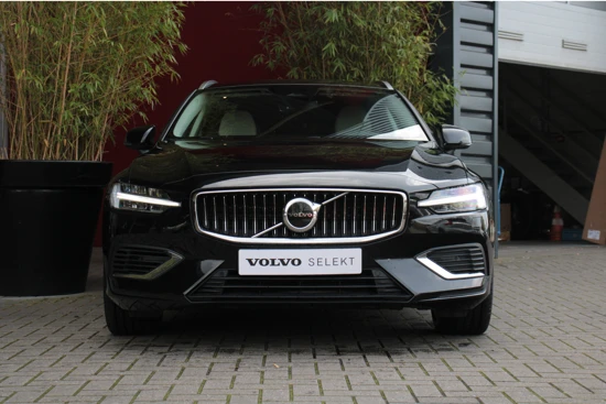 Volvo V60 2.0 T6 Recharge AWD Core Bright| Adaptiver cruise| Leer| Keyless| Dodehoek sensoren| Camera| Parkeerverwarming