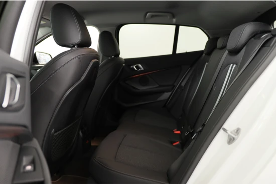 BMW 1 Serie 118i Executive Edition | 1e Eigenaar! | LED | Sportstoelen | Clima | Navi | Parkeersensoren V+A | Lichtmetalen Velgen