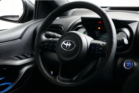Toyota Yaris 1.5 Hybrid Dynamic | Navigatie | Headup display | Stuur/stoel verwarming | Camera | Draadloos laden |