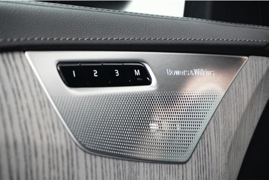 Volvo XC90 T8 Recharge AWD Ultimate Dark | Bowers & Wilkins | Luchtvering | Massage/ventilatie | Gelaagd glas | 22" wielen |