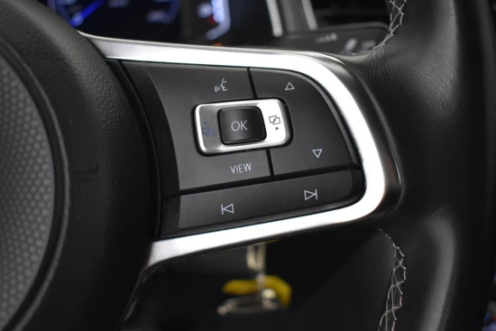 Volkswagen T-Roc Cabrio 1.5 TSI 150PK R-Line AUT/DSG | 100% Dealeronderhouden | Stoelverwarming | Achteruitrijcamera | LED Koplampen | Navigatie | Digit