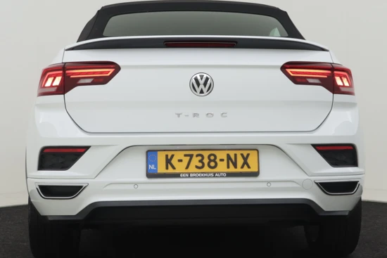 Volkswagen T-Roc Cabrio 1.5 TSI 150PK R-Line AUT/DSG | 100% Dealeronderhouden | Stoelverwarming | Achteruitrijcamera | LED Koplampen | Navigatie | Digit