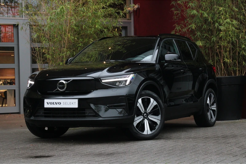 Volvo XC40 Recharge Core 70 kWh | Trekhaak | Achteruitrijcamera | Cruise Control | Stuur- en stoelverwarming | DAB-radio | LED-verlichting