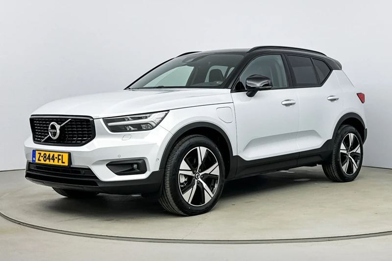 Volvo XC40 T4 R-design | Park Assist Pack | Alcantara | Getint glas | Verwarmbare voorruit | Draadloos laden |