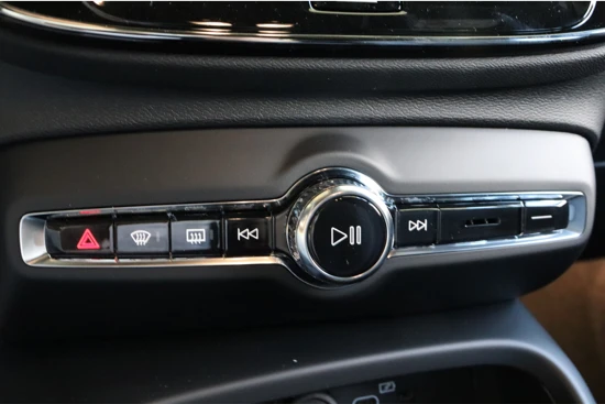 Volvo C40 Single Motor Extended Range Plus | Camera | Keyless Drive | Stoel en Stuurwielverwarming | Warmtepomp | 20 Inch | Adaptieve Crui