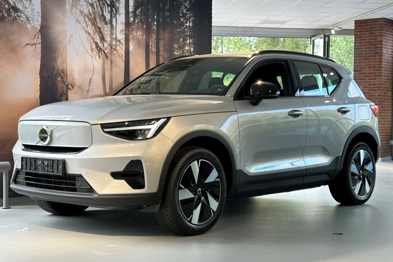 Volvo XC40 Single Motor Extended Range Plus | Camera | Keyless Drive | Stoel en Stuurwielverwarming | Warmtepomp | 19 Inch | All Season Ban