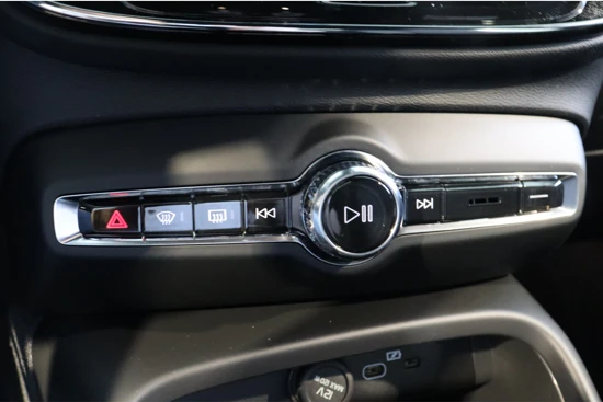 Volvo XC40 Single Motor Extended Range Plus | Camera | Keyless Drive | Stoel en Stuurwielverwarming | Warmtepomp | 19 Inch | All Season Ban