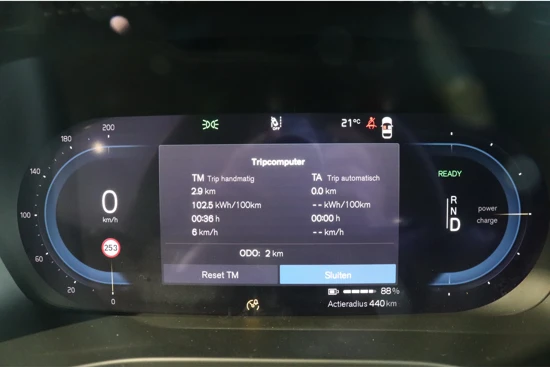Volvo XC40 Single Motor Extended Range Plus | Camera | Keyless Drive | Stoel en Stuurwielverwarming | Warmtepomp | 19 Inch | All Season Ban