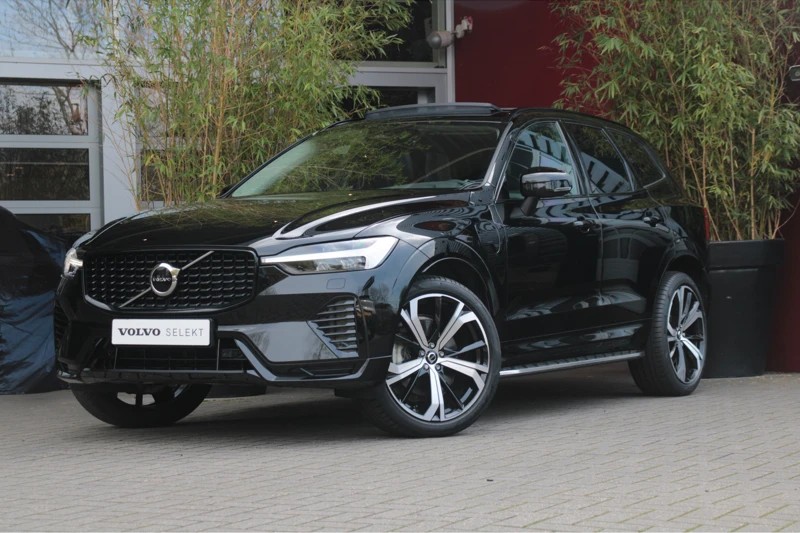 Volvo XC60 2.0 Recharge T6 AWD Plus Dark | Trekhaak | Schuifdak | Adaptieve Cruise met Stuurhulp | Stuur- en stoelverwarming | Running Boar