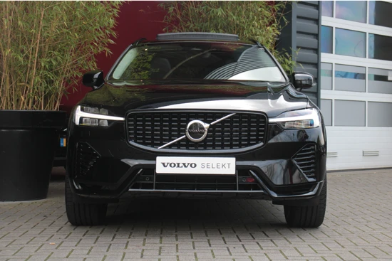 Volvo XC60 2.0 Recharge T6 AWD Plus Dark | Trekhaak | Schuifdak | Adaptieve Cruise met Stuurhulp | Stuur- en stoelverwarming | Running Boar