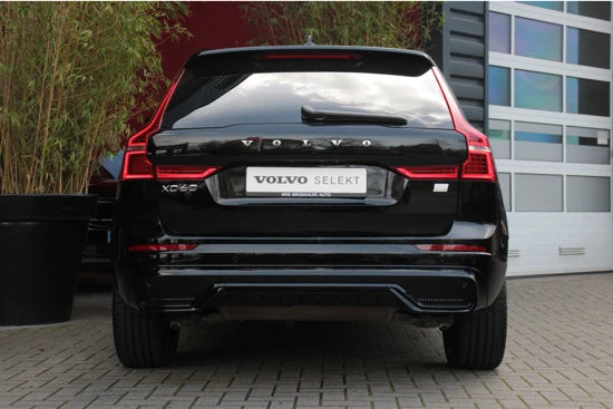 Volvo XC60 2.0 Recharge T6 AWD Plus Dark | Trekhaak | Schuifdak | Adaptieve Cruise met Stuurhulp | Stuur- en stoelverwarming | Running Boar