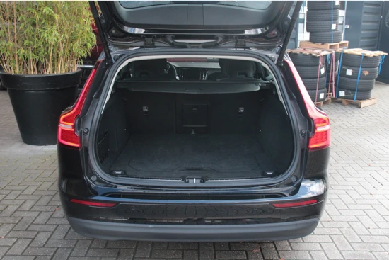 Volvo V60 2.0 B4 Core| Adaptive Cruise| Dodehoek sensoren| Camera achter| Stuur-stoel verwarming