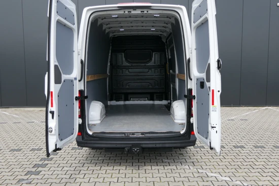 Volkswagen Crafter 30 2.0 TDI 140pk L3H2 Comfortline | Betimmering | Trekhaak | Parkeersensoren | Compleet